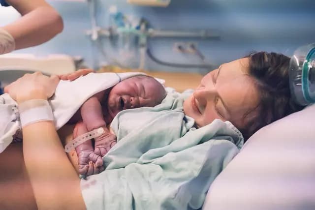 3 Manfaat IMD bagi Bayi Baru Lahir dan Tips agar Prosesnya Berjalan Lancar
