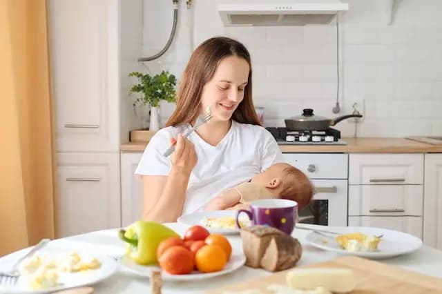 12 Makanan & Minuman untuk Ibu Menyusui: ASI Booster Alami atau Sekadar Pendukung Nutrisi?